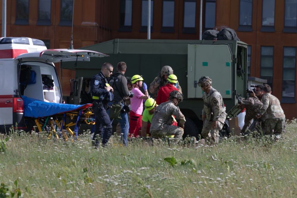 Task Force Ivy Soldiers collaborate with Estonian hospital during a medical evacuation exercise