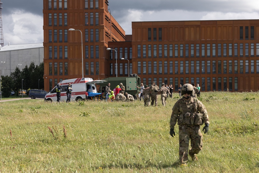 Task Force Ivy Soldiers collaborate with Estonian hospital during a medical evacuation exercise