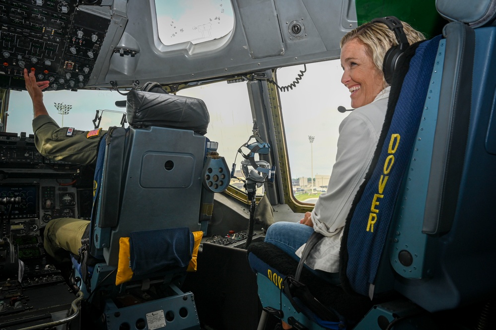 Reserve spouses take flight on C-17 Globemaster III