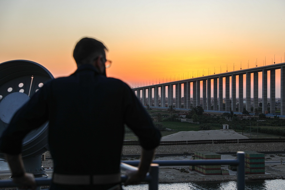 USS Carter Hall Transits Suez Canal