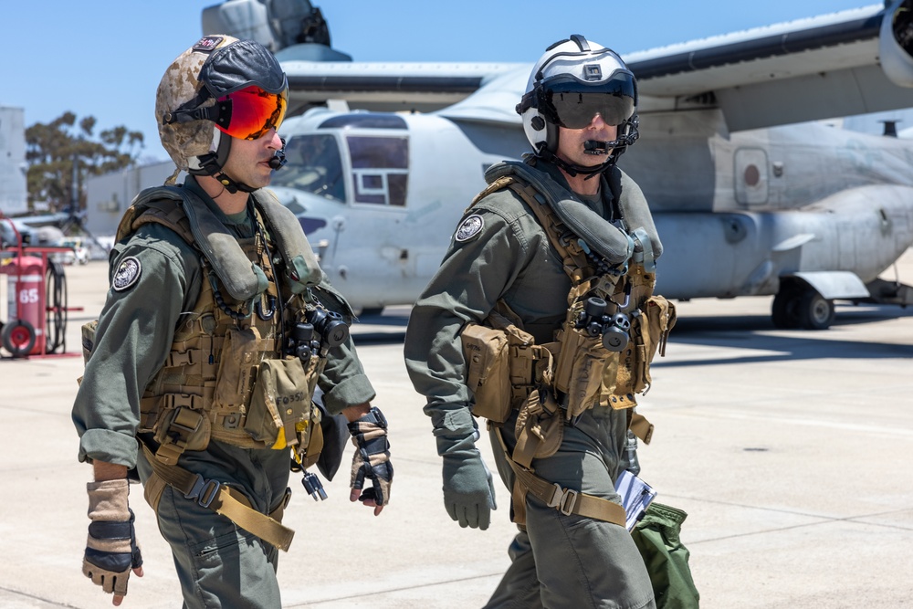 3rd MAW Commanding General flies an MV-22B Osprey