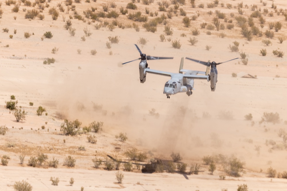 3rd MAW Commanding General flies an MV-22B Osprey