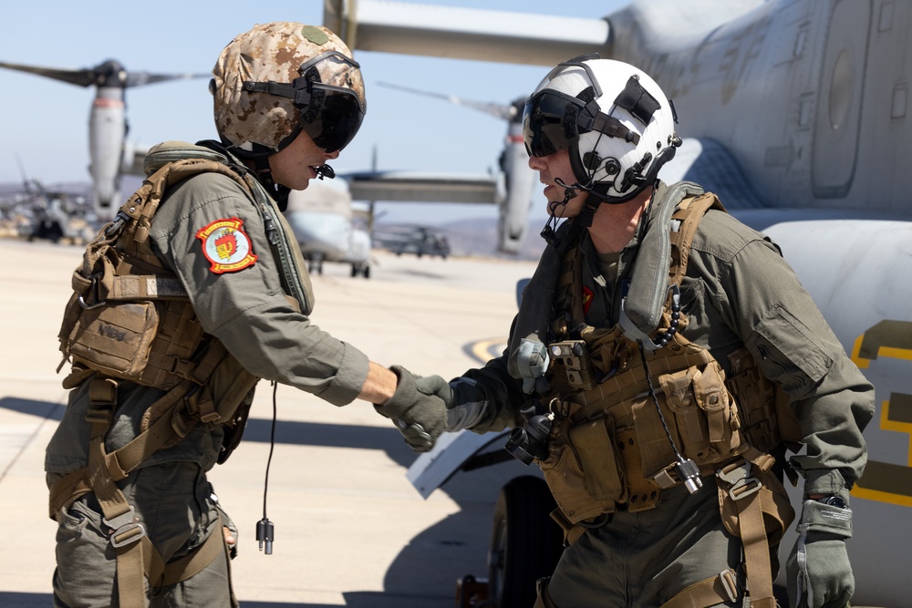 3rd MAW Commanding General flies an MV-22B Osprey