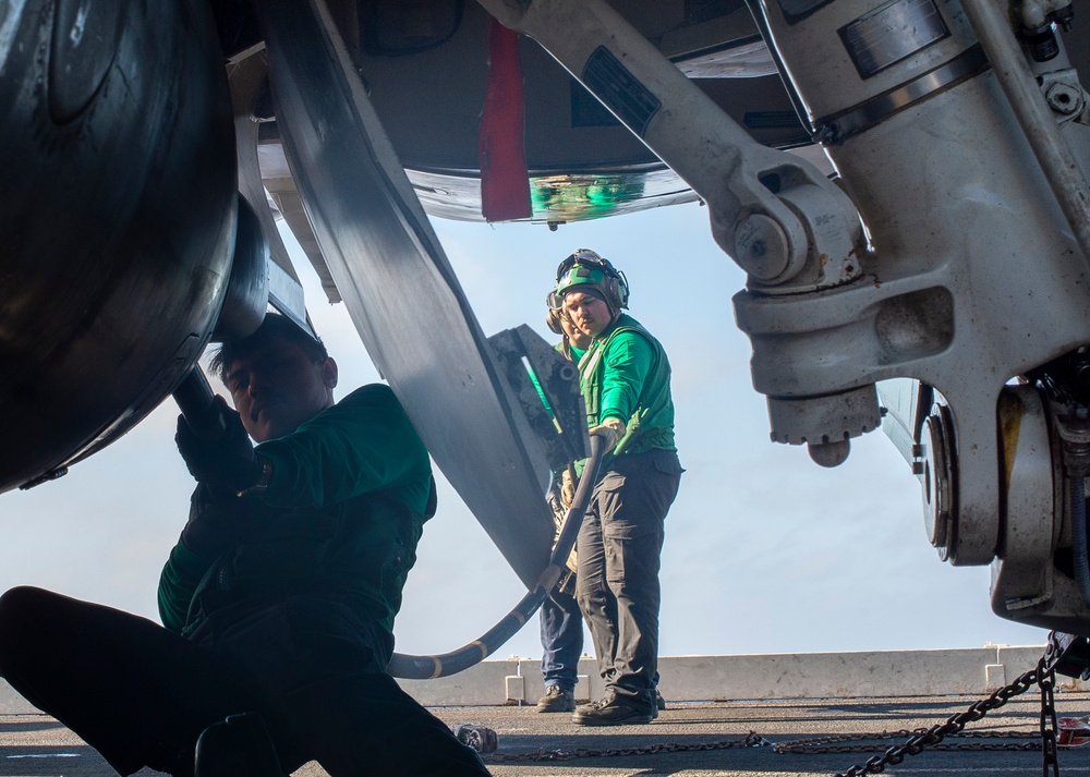 USS Carl Vinson (CVN 70) Sailors Conducts Maintenance