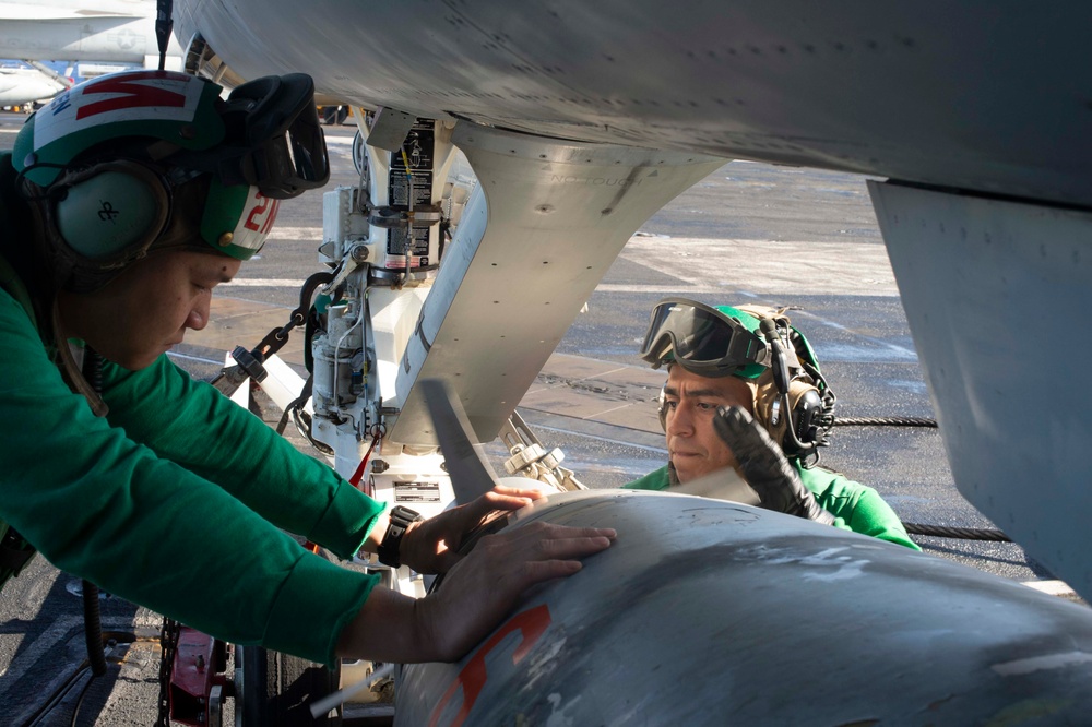 USS Carl Vinson (CVN 70) Sailors Conducts Maintenance