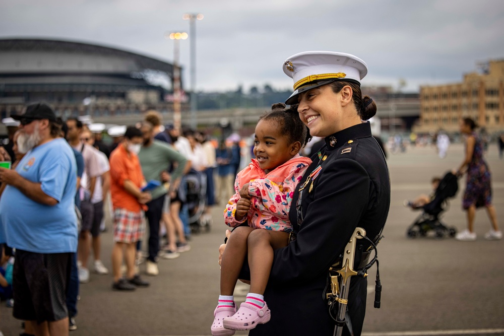 DVIDS - Images - The Washington Commanders visit Marine Barracks Washington  [Image 5 of 7]