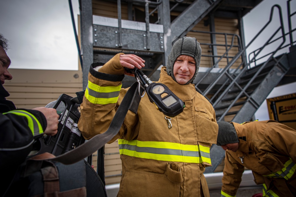 Col Hanson Visits the Schriever SFB Fire Department