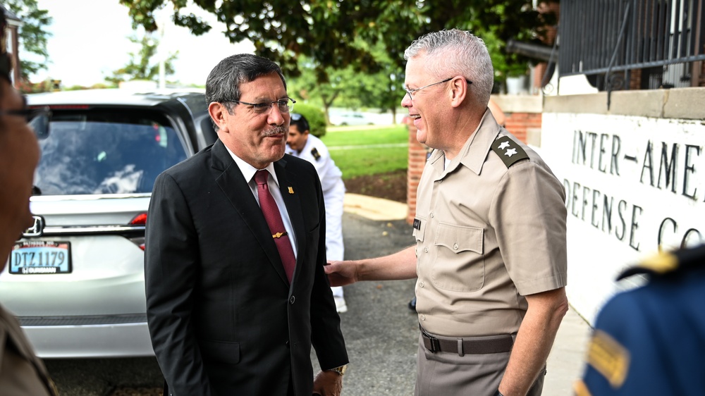 Peruvian Minister of Defense speaks to Class 63