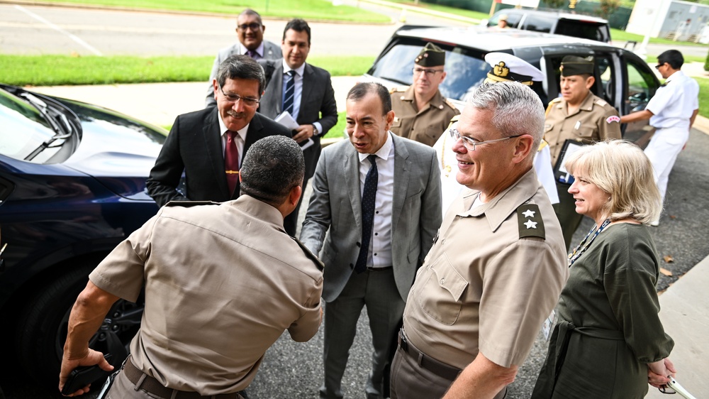 Peruvian Minister of Defense speaks to Class 63