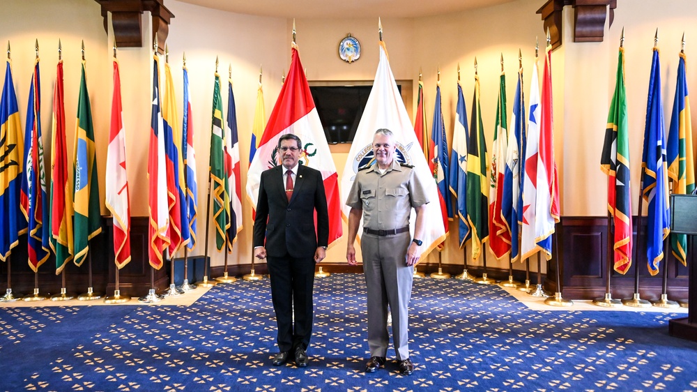 Peruvian Minister of Defense speaks to Class 63