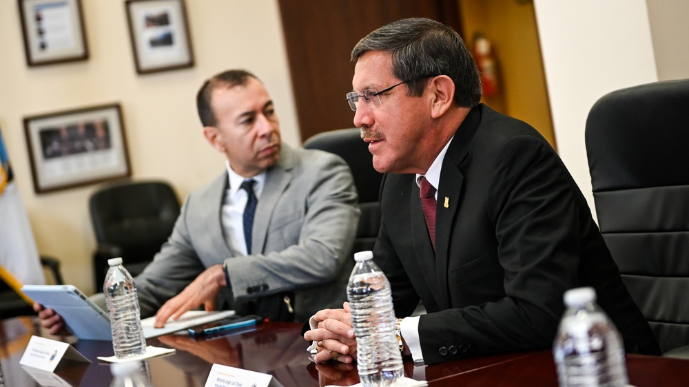 Peruvian Minister of Defense speaks to Class 63