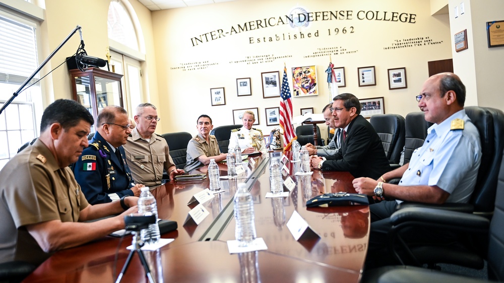 Peruvian Minister of Defense speaks to Class 63