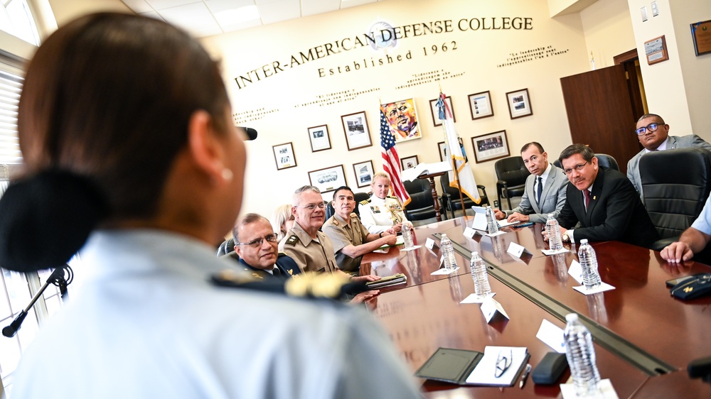 Peruvian Minister of Defense speaks to Class 63