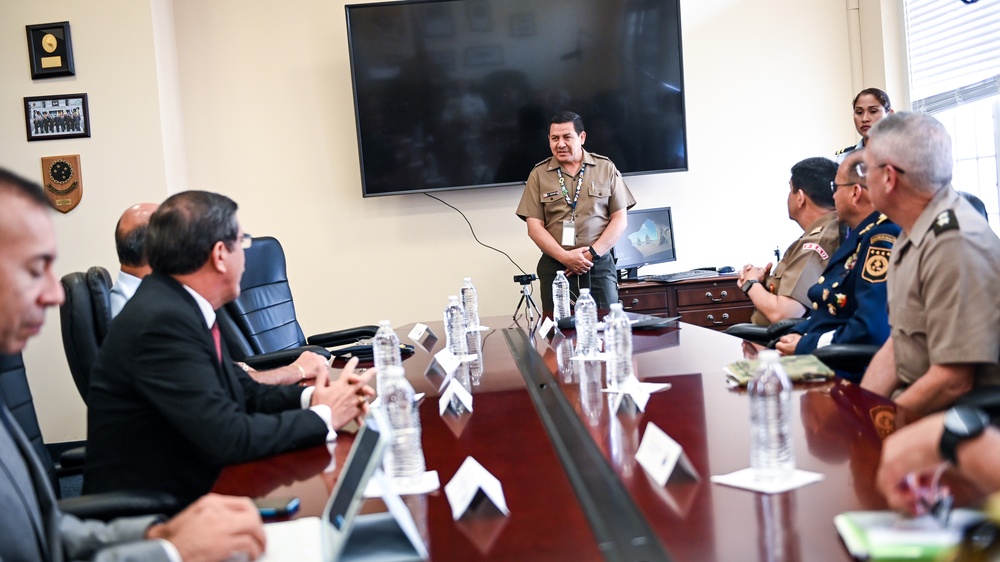 Peruvian Minister of Defense speaks to Class 63