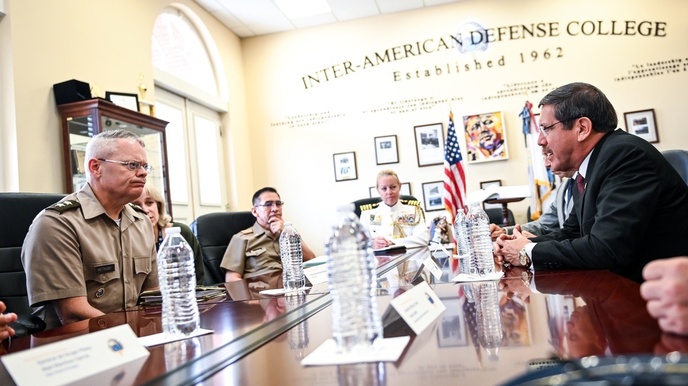 Peruvian Minister of Defense speaks to Class 63