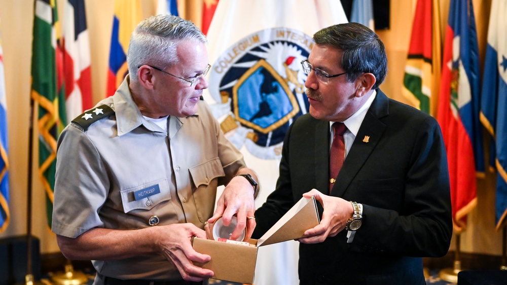 Peruvian Minister of Defense speaks to Class 63