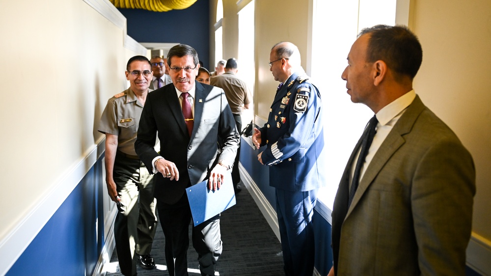 Peruvian Minister of Defense speaks to Class 63