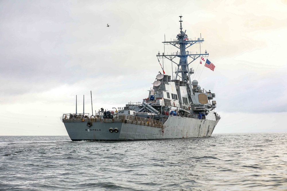 USS Benfold Gets Underway