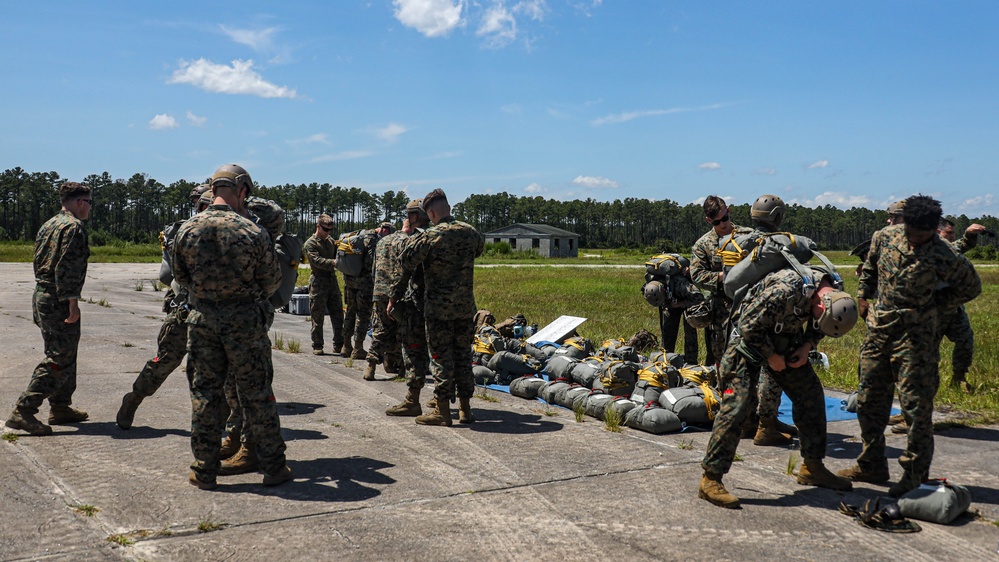 2nd Air Delivery Platoon and 2nd Reconnaissance Battalion Conducts a Static-Line Jump