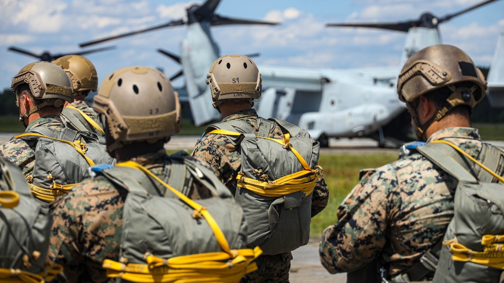 2nd Air Delivery Platoon and 2nd Reconnaissance Battalion Conducts a Static-Line Jump