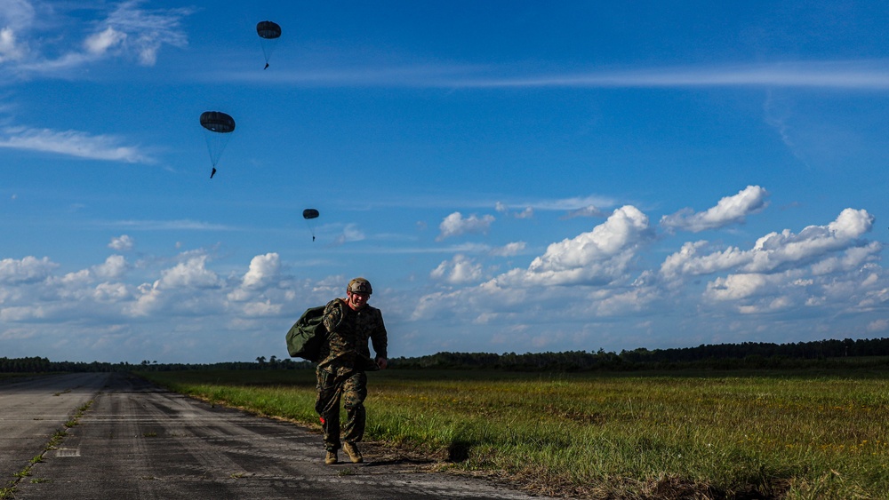 2nd Air Delivery Platoon and 2nd Reconnaissance Battalion Conducts a Static-Line Jump