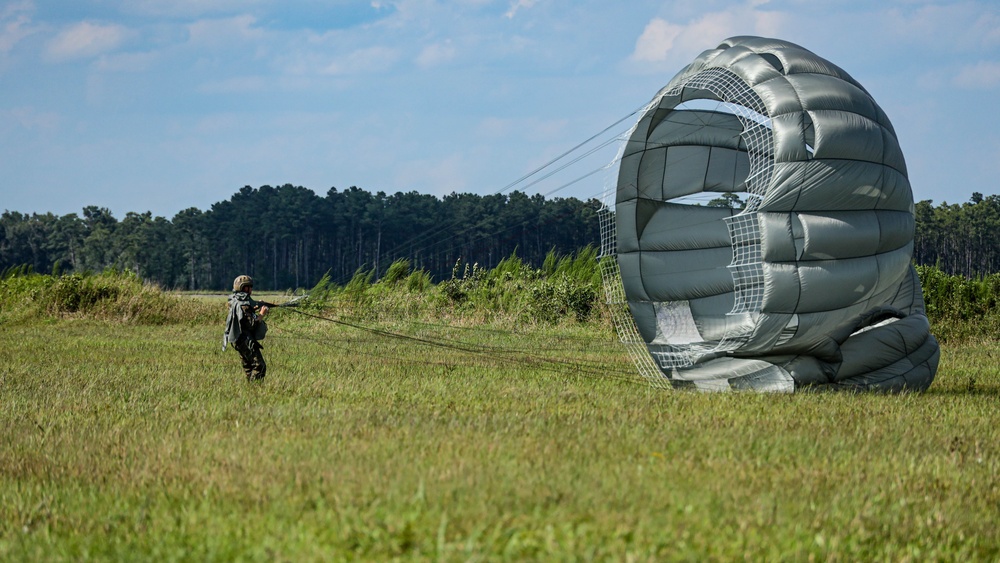 2nd Air Delivery Platoon and 2nd Reconnaissance Battalion Conducts a Static-Line Jump