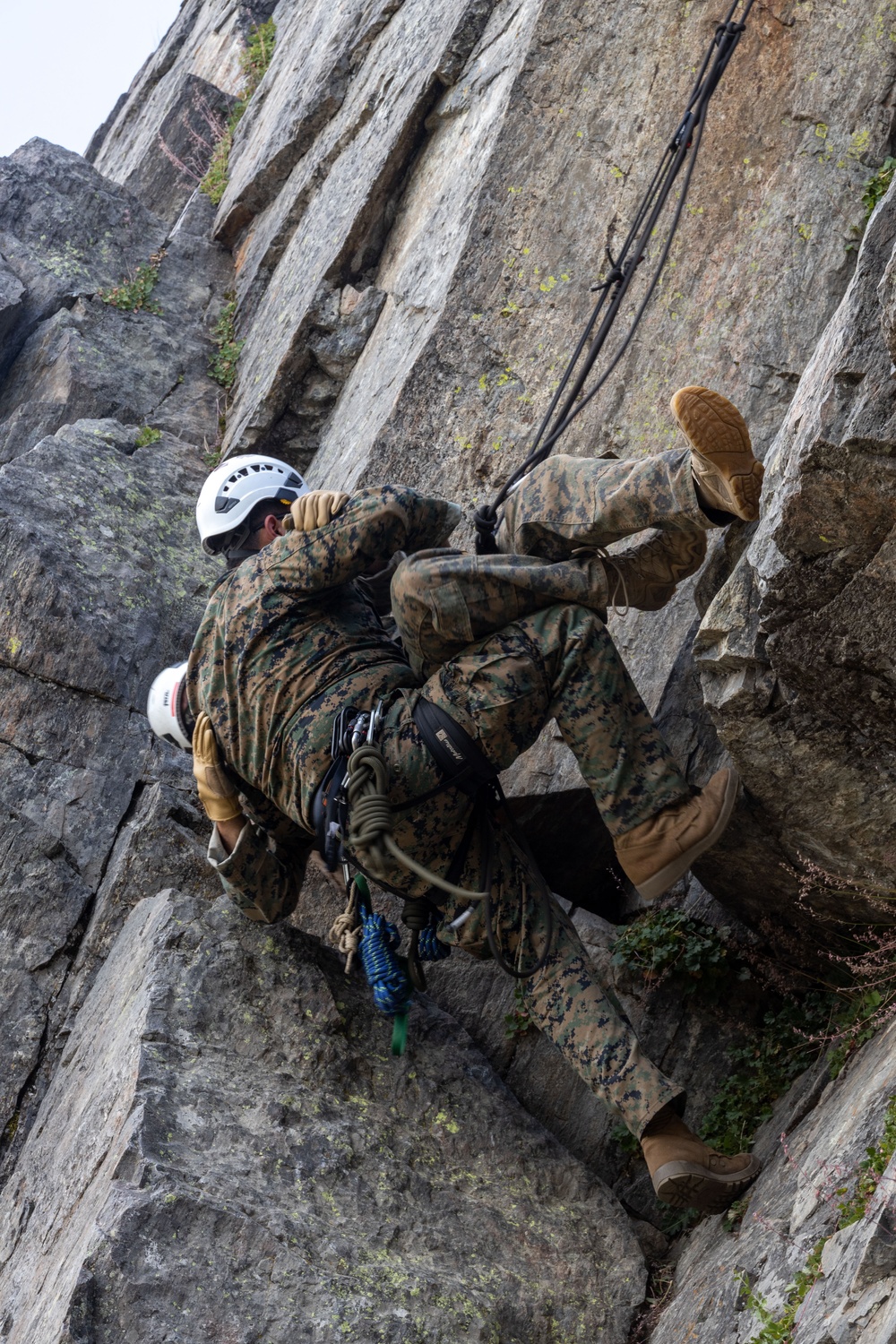 Mountain Medicine 1-23 conduct raising and lowering exercises