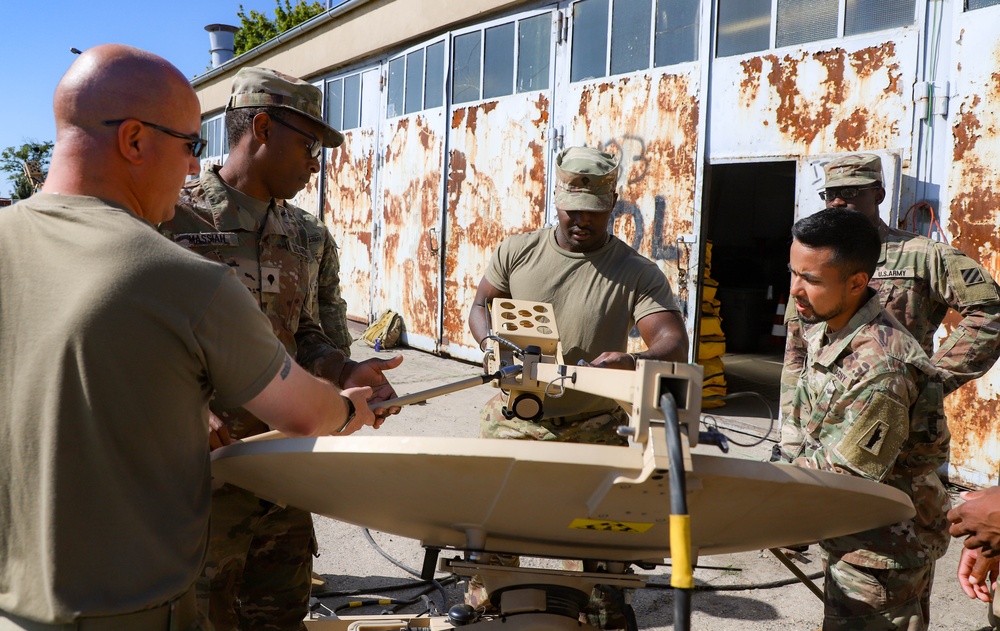 Sustainment Soldiers Work Alongside Army Reservists