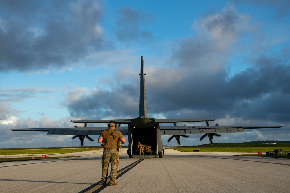 U.S. Army “Raiders” offload a C-130 during Mobility Guardian 23