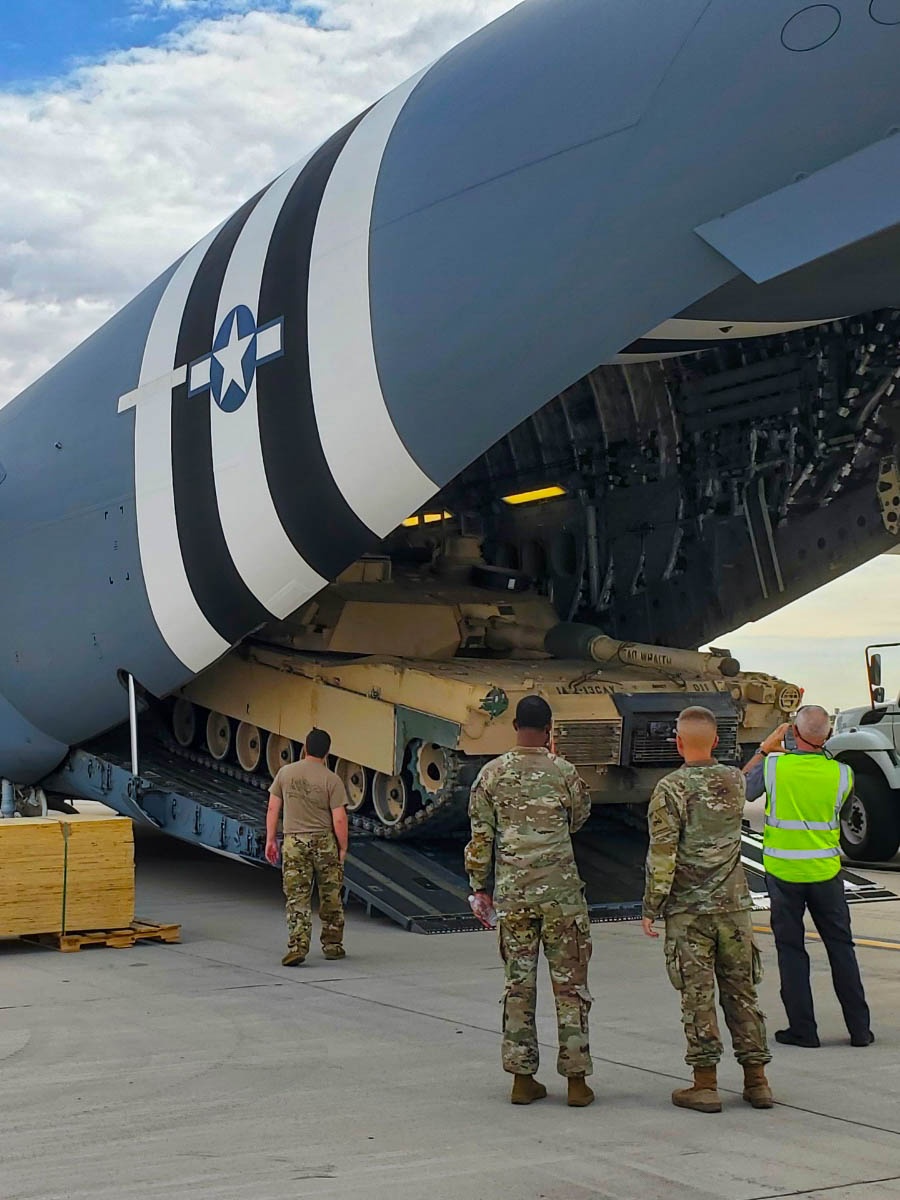 758th Airlift Squadron tests its strength with 1st Armored Division