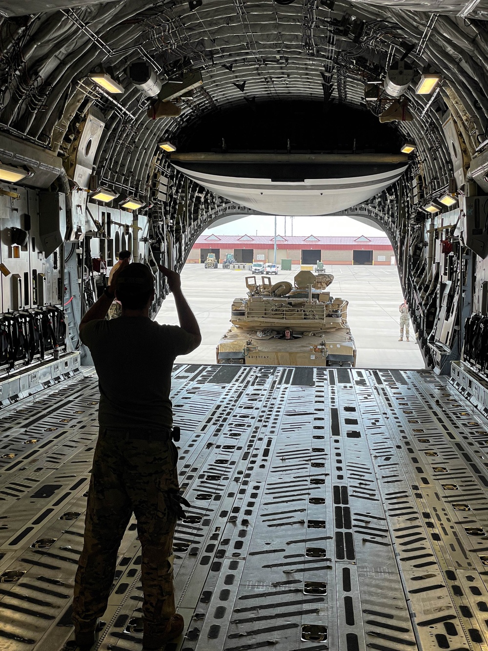 758th Airlift Squadron tests its strength with 1st Armored Division