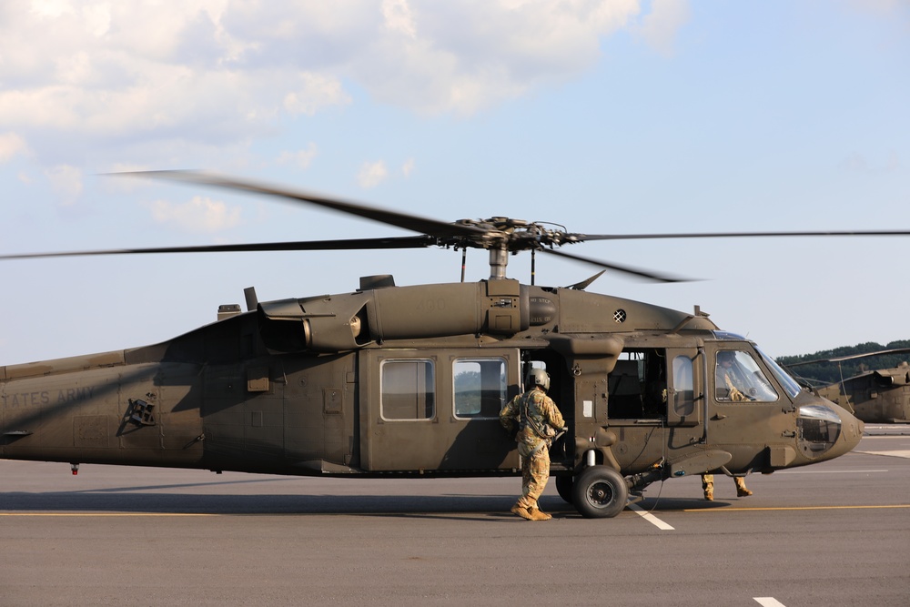 UH-60 Black Hawk lands to extract Soldiers