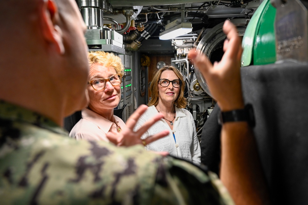 Congressional Delegation visits USS Illinois