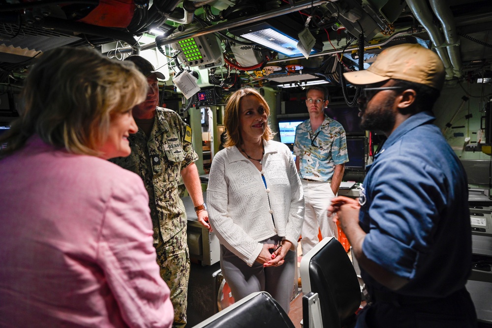 Congressional Delegation visits USS Illinois