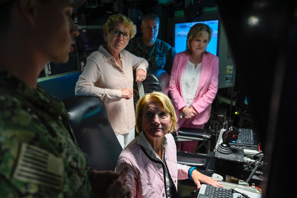Congressional Delegation visits USS Illinois