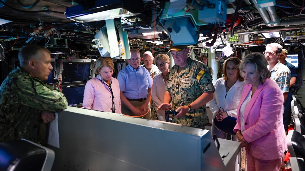 Congressional Delegation visits USS Illinois