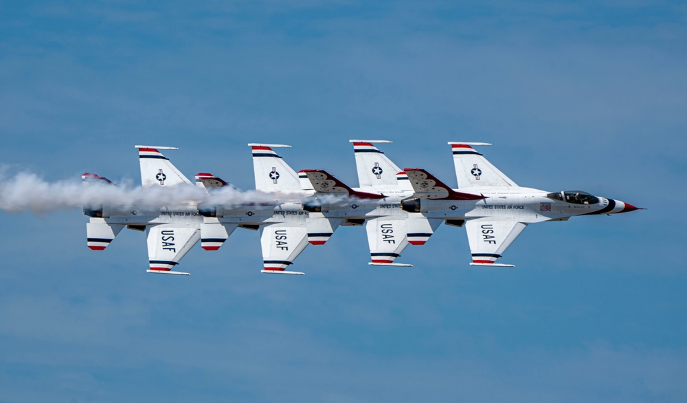 DVIDS Images Thunderbirds headline Sioux Falls Air Show [Image 1 of 11]