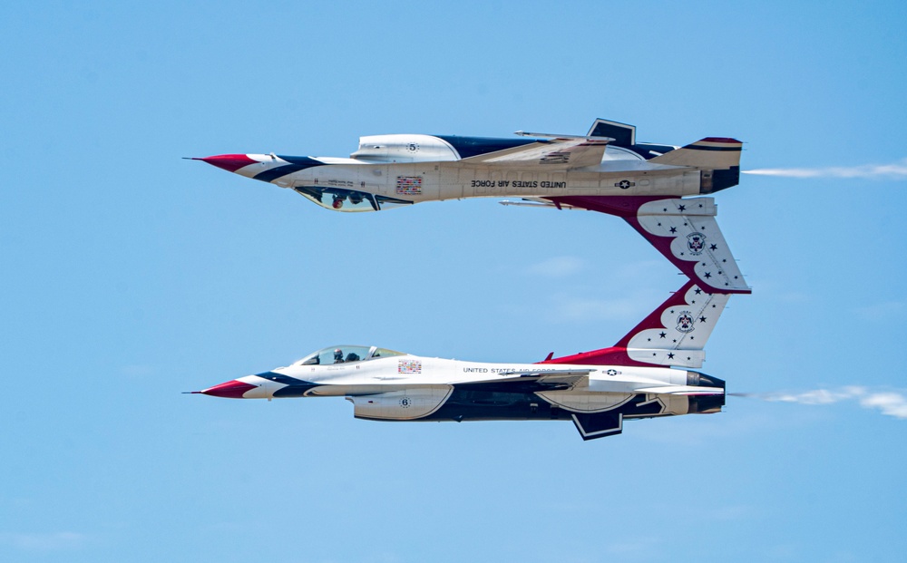 DVIDS Images Thunderbirds headline Sioux Falls Air Show [Image 2 of 11]