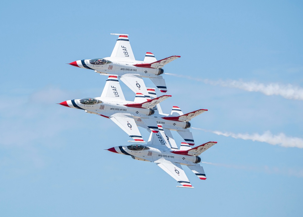 DVIDS Images Thunderbirds headline Sioux Falls Air Show [Image 3 of 11]