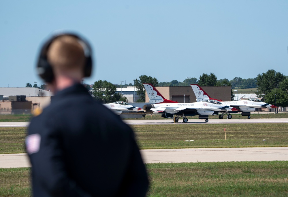 DVIDS Images Thunderbirds headline Sioux Falls Air Show [Image 6 of 11]