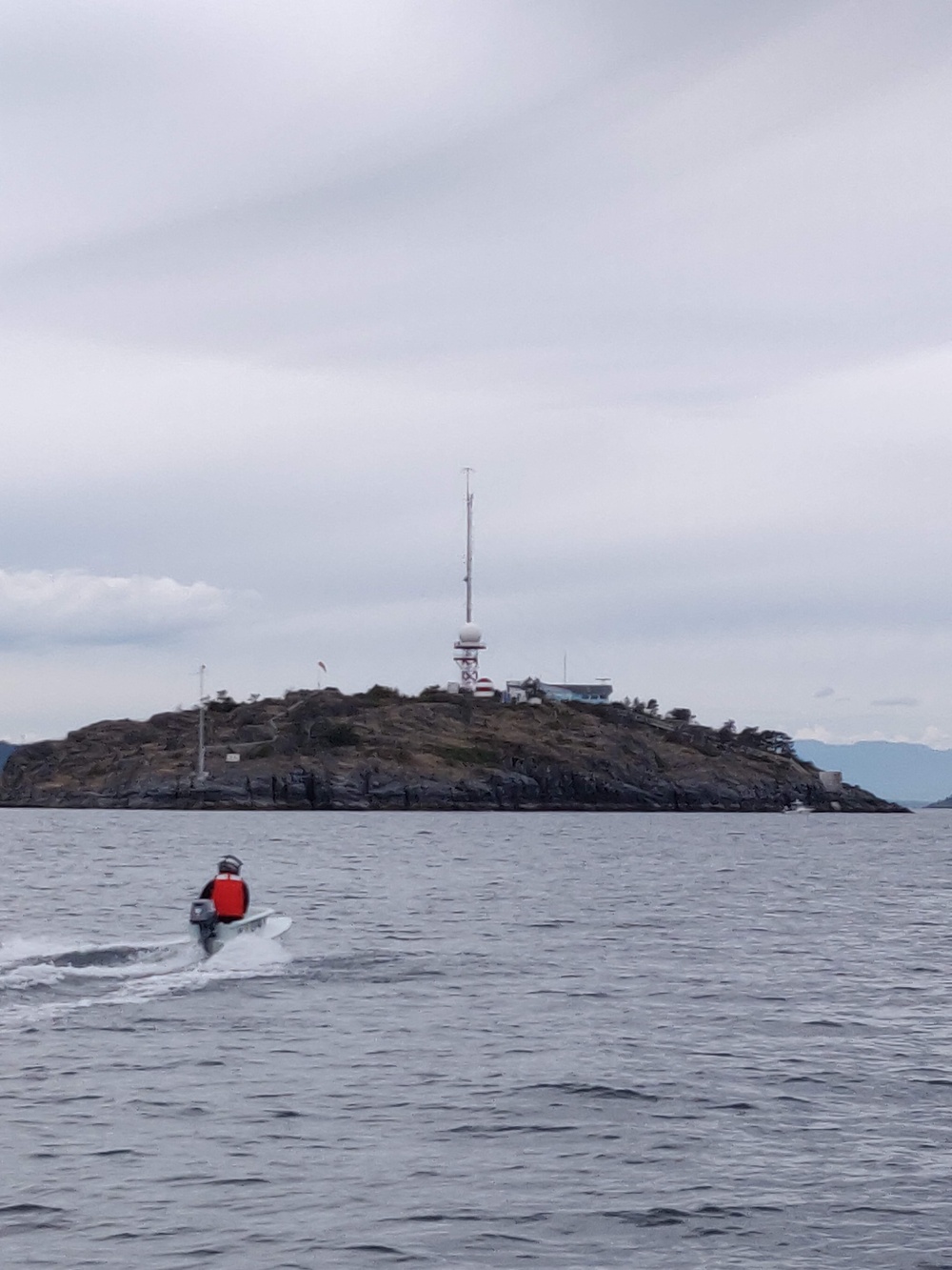 American, Canadian military units strengthen partnership and community outreach efforts through joint participation in bathtub race