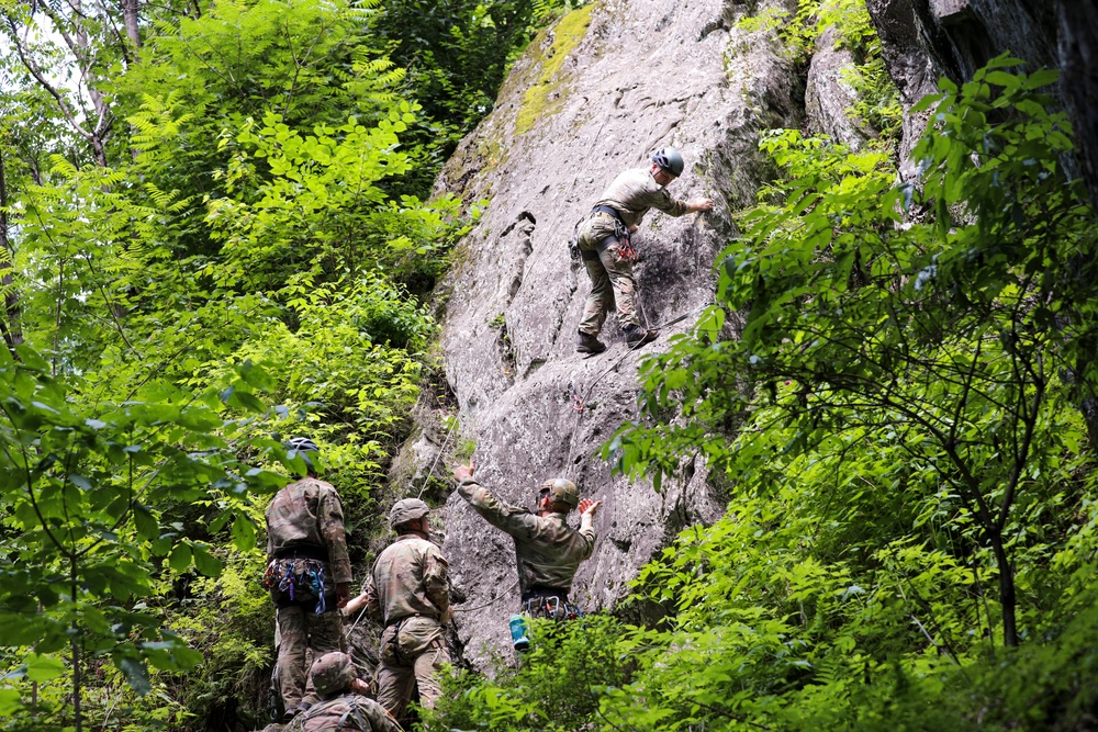 DVIDS - Images - Vermont National Guard's 3-172 Infantry Train in the ...