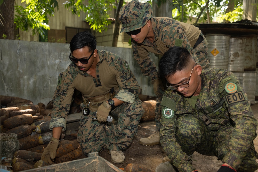 U.S. Marines Corps and Philippine Army Explosive Ordnance Disposal Technicians Work Together