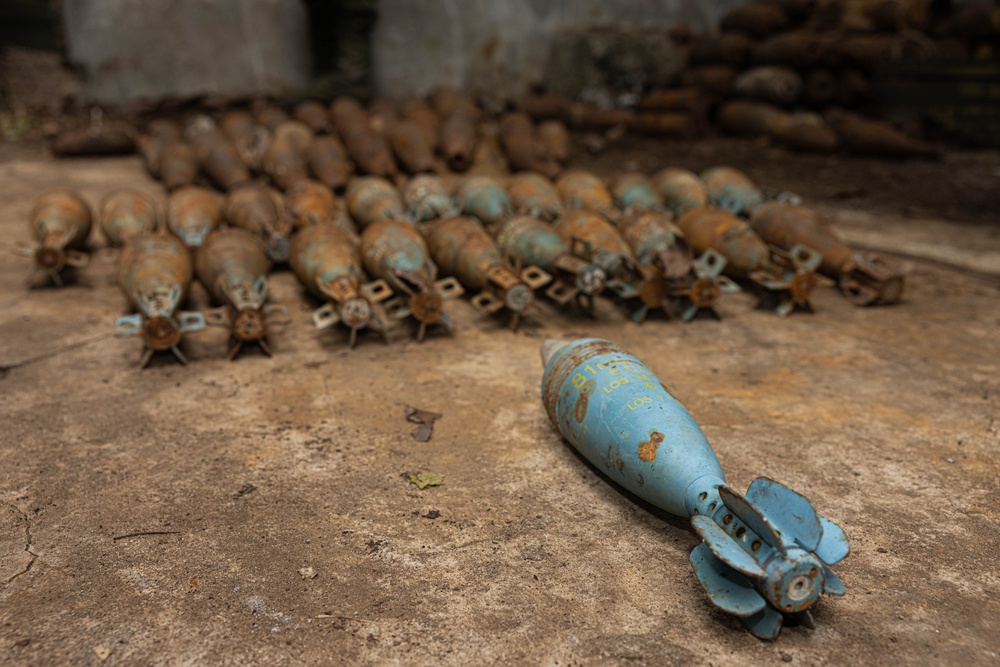 U.S. Marines Corps and Philippine Army Explosive Ordnance Disposal Technicians Work Together