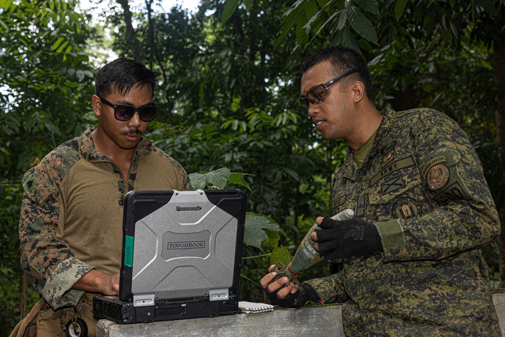 U.S. Marines Corps and Philippine Army Explosive Ordnance Disposal Technicians Work Together