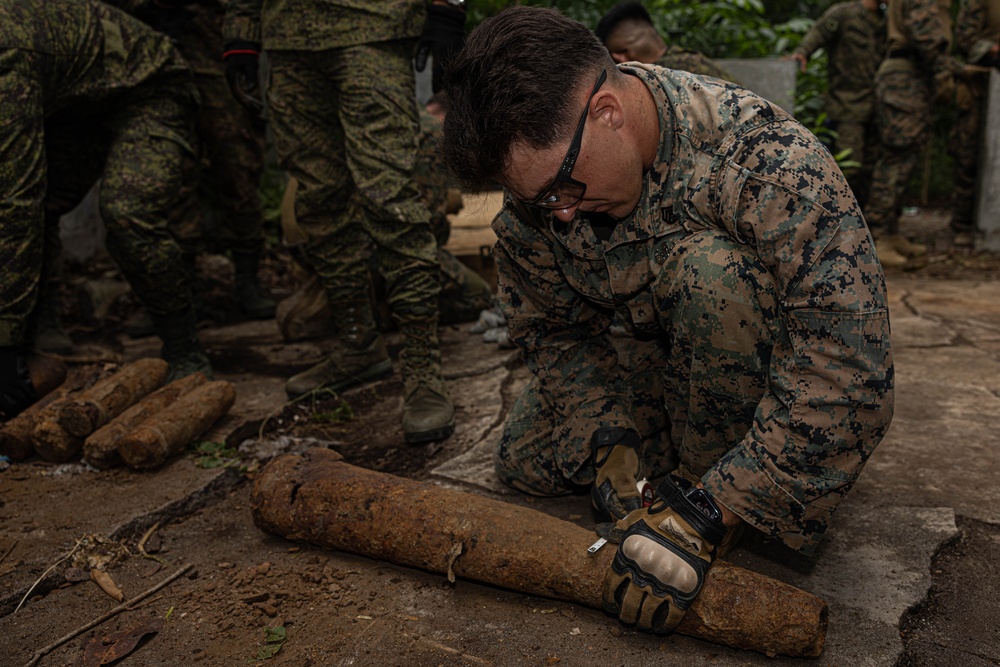 U.S. Marines Corps and Philippine Army Explosive Ordnance Disposal Technicians Work Together