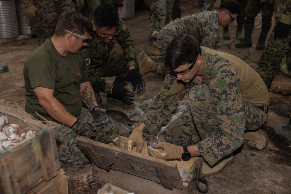 U.S. Marines Corps and Philippine Army Explosive Ordnance Disposal Technicians Work Together