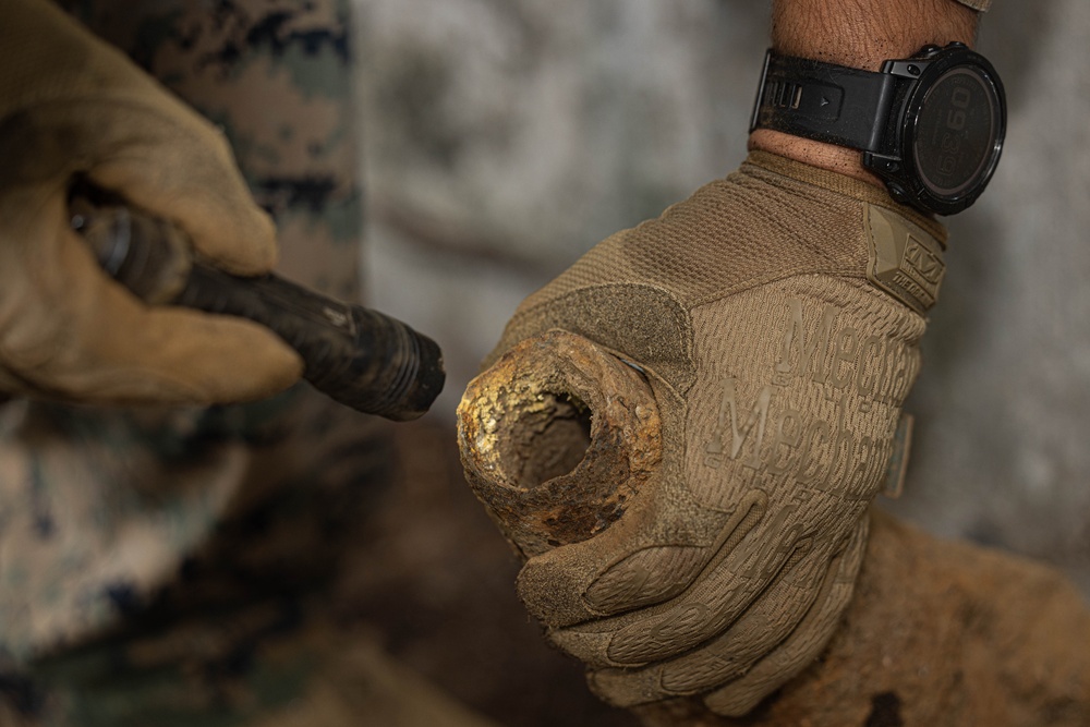 U.S. Marines Corps and Philippine Army Explosive Ordnance Disposal Technicians Work Together