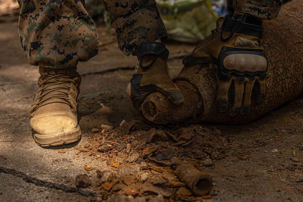 U.S. Marines Corps and Philippine Army Explosive Ordnance Disposal Technicians Work Together