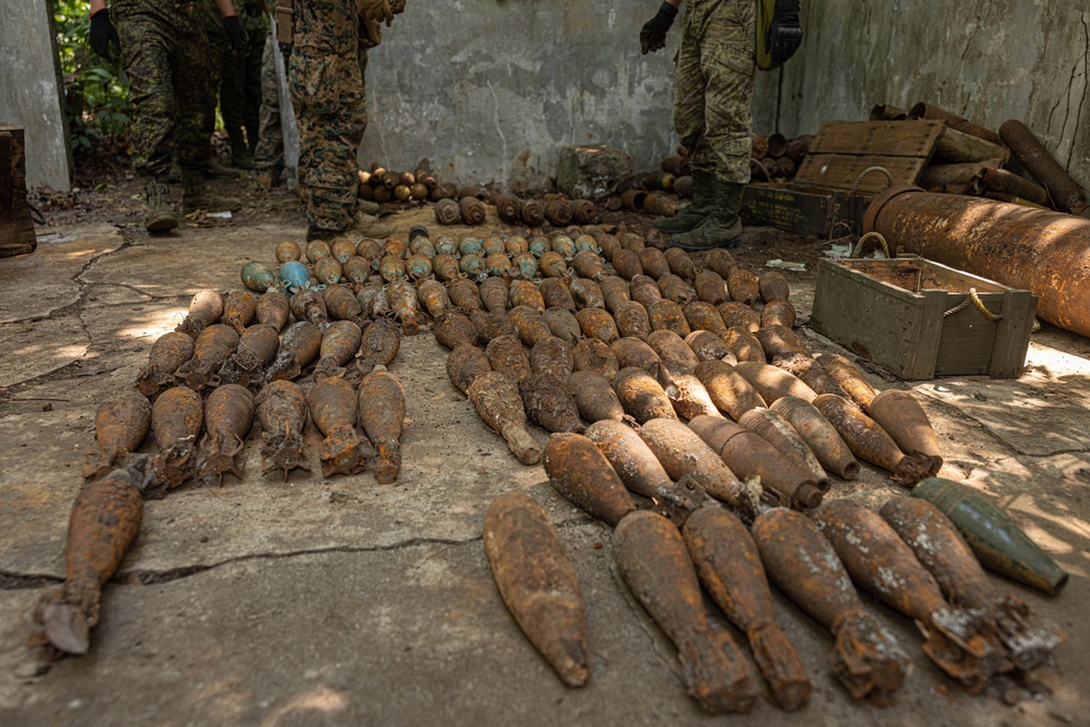 U.S. Marines Corps and Philippine Army Explosive Ordnance Disposal Technicians Work Together